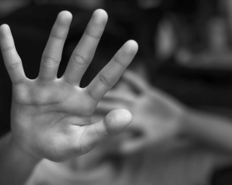 Момче е нападнато с шамари от жена в двора на училище в София