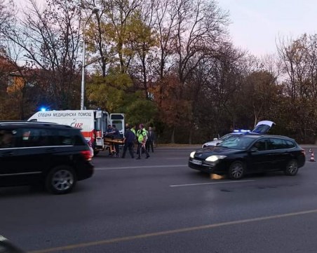 Моторист е в тежко състояние след катастрофа в София