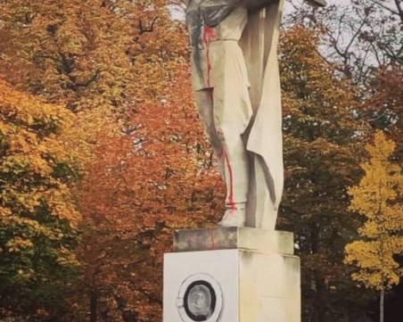 В Чехия боядисаха статуя на съветски войник от Червената армия и нарисуваха пералня под него