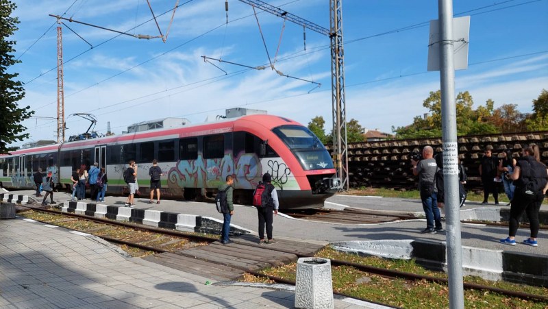 Ученици закъсняват за часове в Пловдив заради хаос с БДЖ