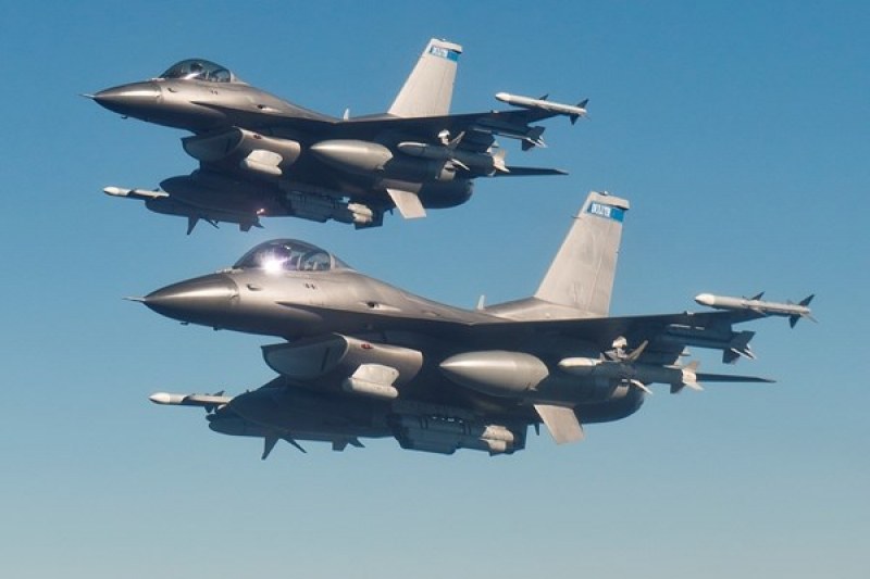 Кабинетът побърза да купи новите F-16, одобриха договора преди 