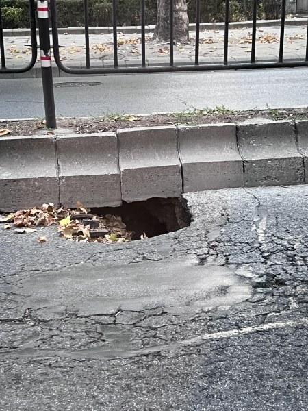 Пловдивчанин за зейнал кратер в центъра на града: Да не са изместили пробива под Водната палата?