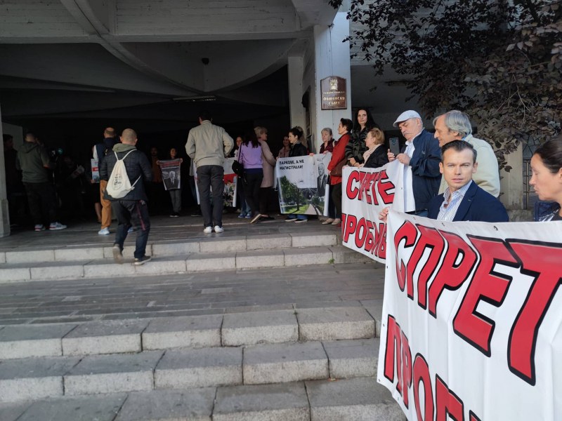 Над 30 протестиращи срещу пробива на Водната палата се събраха
