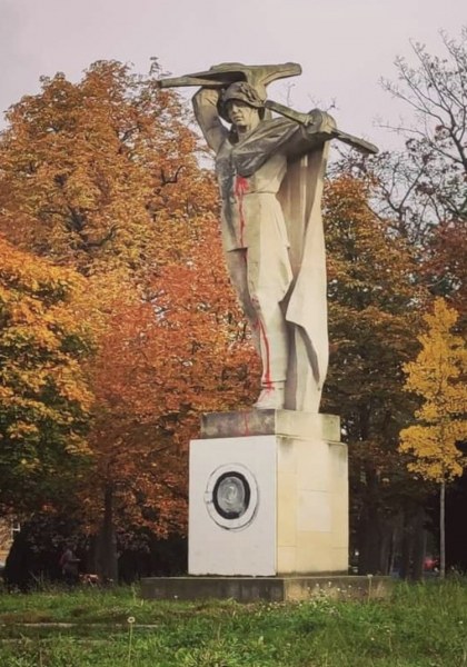В Чехия боядисаха статуя на съветски войник от Червената армия и нарисуваха пералня под него