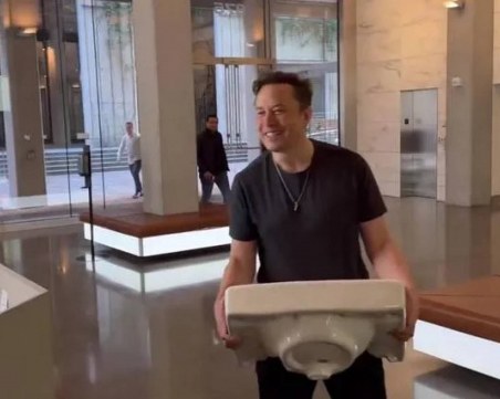 Илон Мъск влезе в централата на Twitter, носейки... мивка
