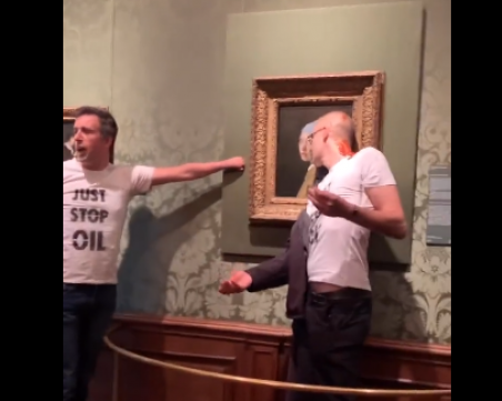 Видео на екоактивист, залепил главата си за картината 