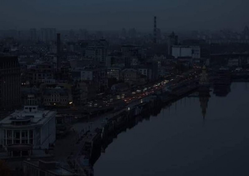 Киев потъна в мрак заради липса на достатъчно ток. На