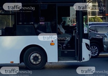 Шофьор на градския транспорт в Пловдив превозва пътници с отворени