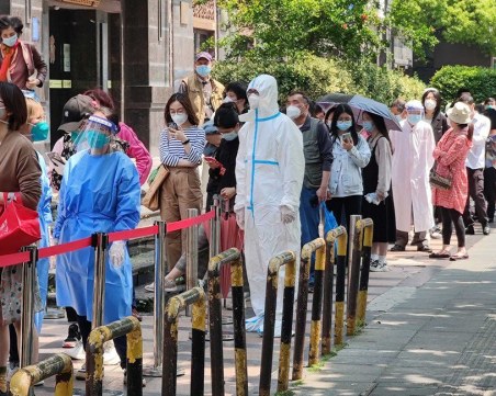 1,3 милиона жители на Шанхай остават по домовете си, тестват ги за COVID