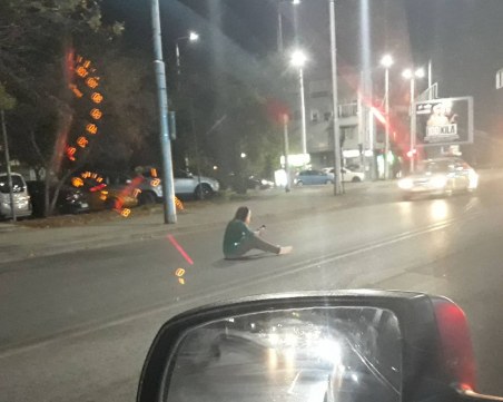 Момиче седна на пътното платно на булевард в Пловдив, отказва да се премести