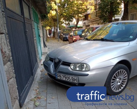 Шофьори превърнаха в паркинг платното и тротоара на централна улица в Пловдив