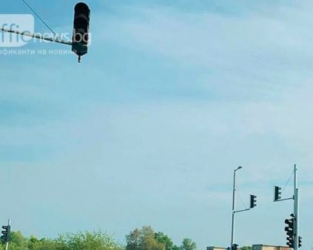 Спешно ремонтират светофара на ключово кръстовище в Пловдив