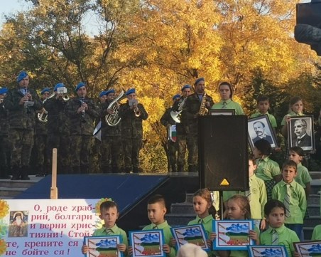 Второкласници припомниха заветите на будителите с флашмоб пред паметника на кан Крум
