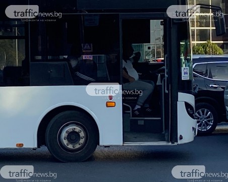 За пореден път! Автобус от градския транспорт в Пловдив се движи с отворени врати