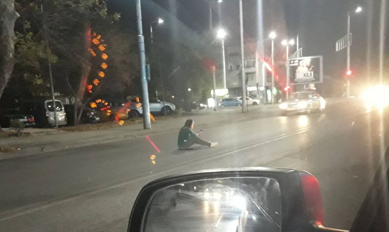 Момиче седна на пътното платно на булевард в Пловдив, отказва да се премести