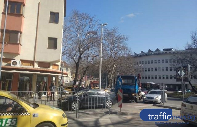 Пловдивчанка се спъна в плочка и падна на тротоара, осъди общината за близо 5 бона