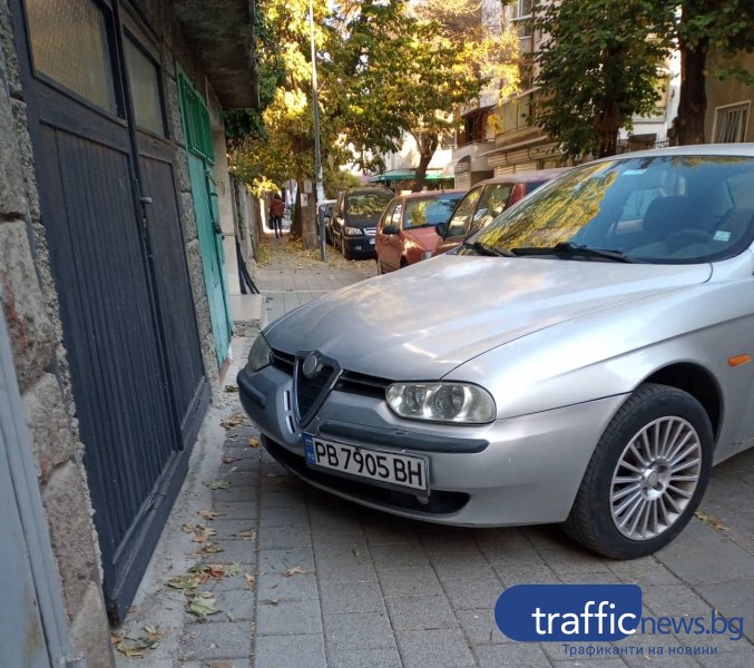 Шофьори превърнаха в паркинг платното и тротоара на централна улица в Пловдив