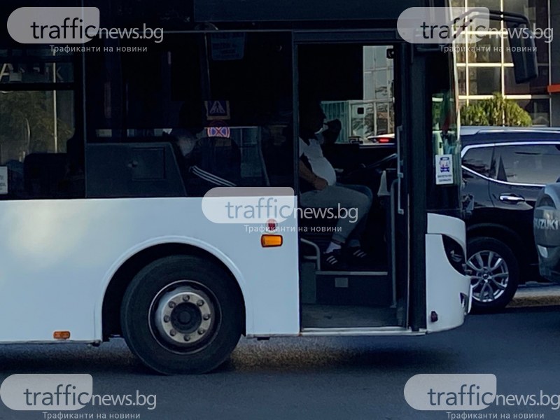 За пореден път! Автобус от градския транспорт в Пловдив се движи с отворени врати