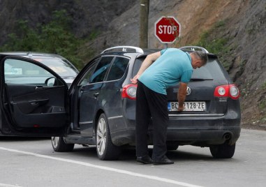 Косово временно се отказва от конфискуването на коли на сърби