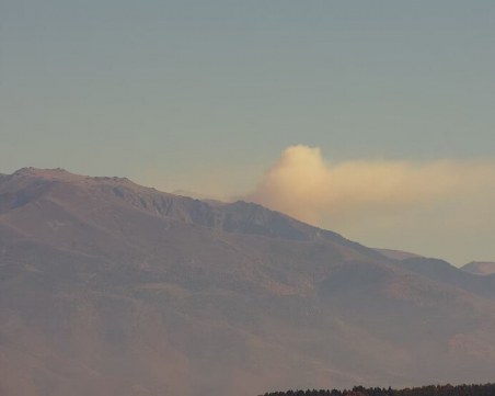 Горски пожар бушува във високите части на Рила
