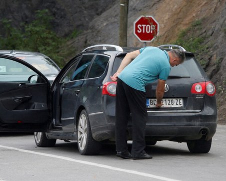 По молба на Запада: Косово няма да конфискува коли със сръбски номера