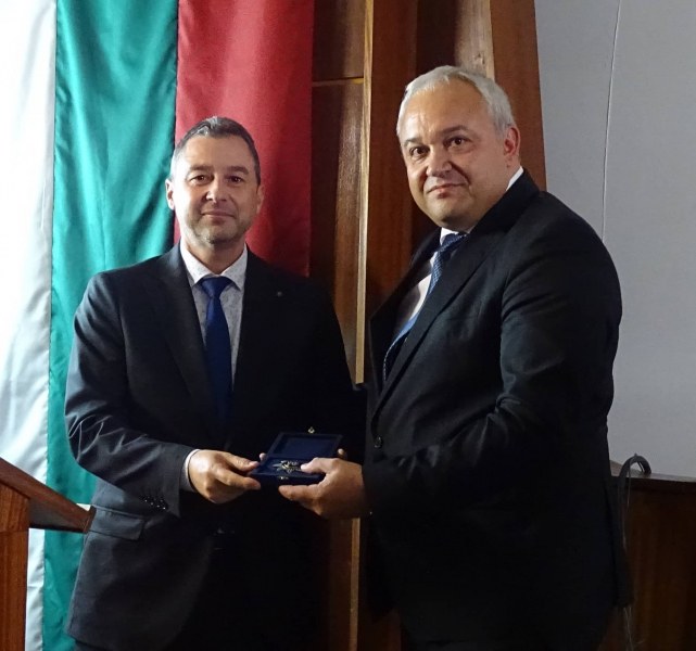 Бившият шеф на пловдивската полиция с медал от Демерджиев