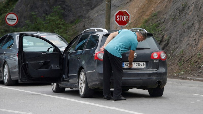 Косово временно се отказва от конфискуването на коли на сърби,
