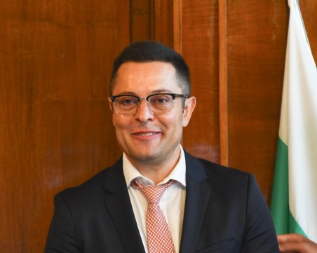 Министър Пулев: От десет автомобила в ЕС, девет са с български части