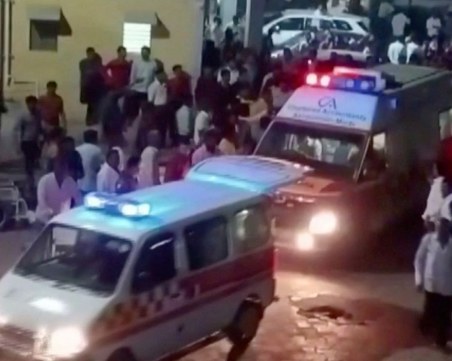 Най-малко 60 загинали при срутване на мост в Индия