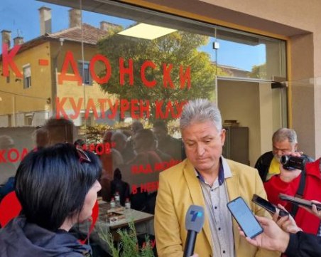 Псувни и обвинения за физическа саморазправа при откриването на македонски клуб в Благоевград