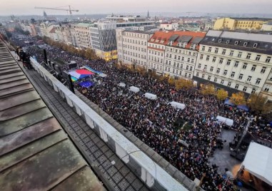 Десетки хиляди чехи се събраха на централния площад в Прага