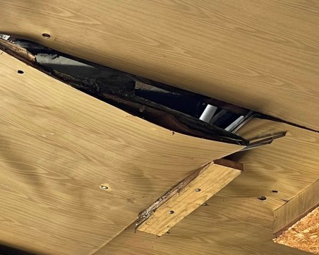 Ламперия и окачен таван висят над главите на пловдивчани в Централна поща