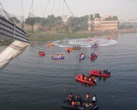 Над 140 са вече жертвите след рухването на мост в Индия