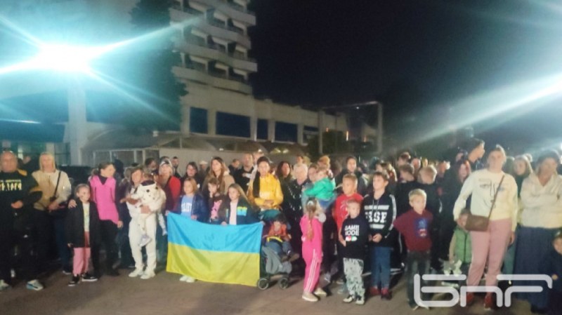 Хотелиери и украинци протестират в Слънчев бряг – не искат местене в държавните бази