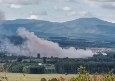 Локализиран е пожарът в завод Арсенал  в Казанлък  Запалило се е сметище на