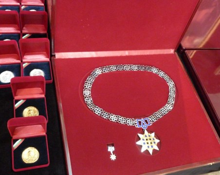 Анжел Вагенщайн, Петър Анастасов и инж. Никола Добрев с награда „Златен век – огърлие”