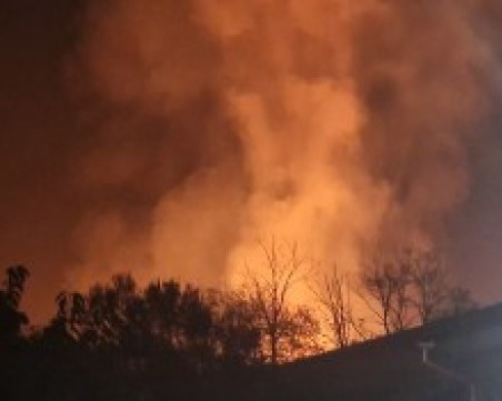 Голям пожар гори в завод 