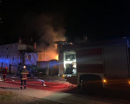 Огнеборци спасиха две сестри от горящата им къща край Асеновград