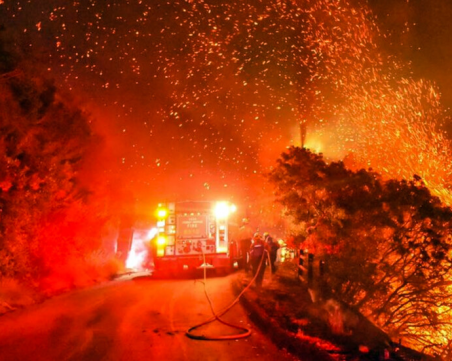 Пожар изпепели две вили край Хасково