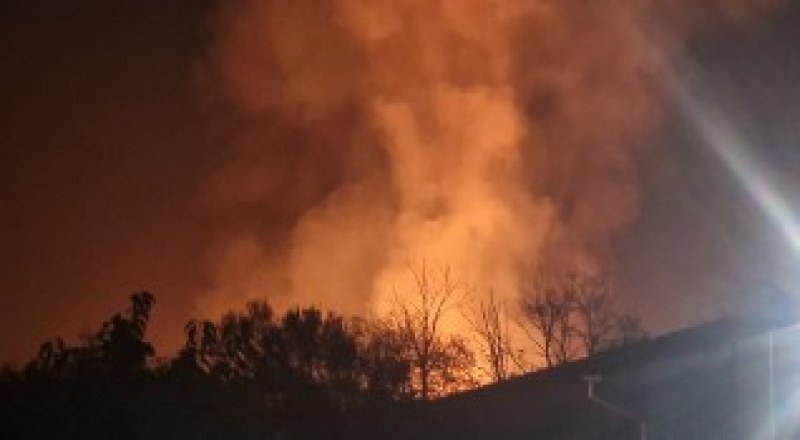 Голям пожар гори в завод