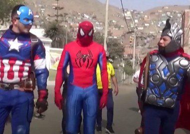 Четирима перуански полицаи се маскираха като герои на Marvel и