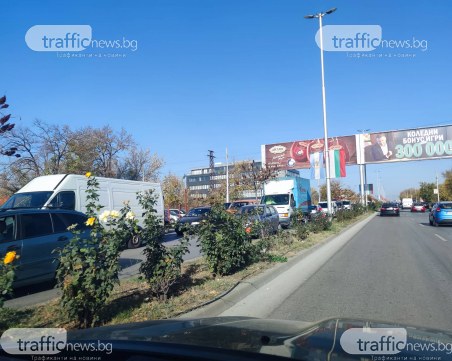 Брутална тапа на Карловско шосе в посока Пловдив! Колите не мърдат по 10 минути
