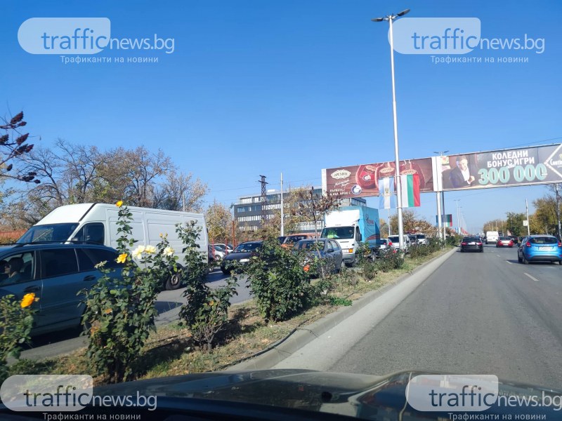 Брутална тапа на Карловско шосе в посока Пловдив! Колите не мърдат по 10 минути