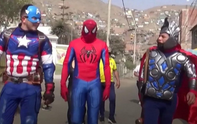 Полицаи облечени като супергерои арестуваха чертирима за наркотици в Перу