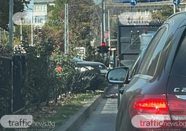 Кола се заби в разделителната мантинела на булевард в Пловдив