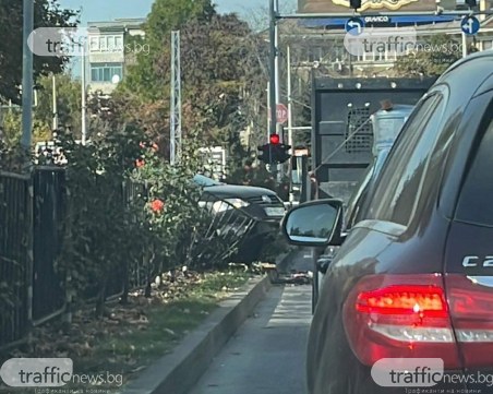Кола се заби в разделителната мантинела до Сточна гара