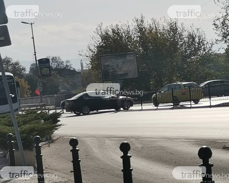 Опасна маневра! Водач навлезе в насрещното движение, за да спести  време