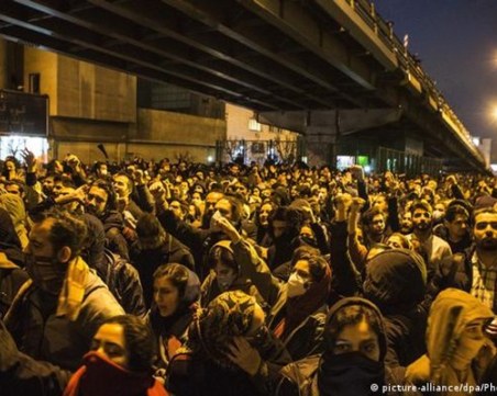 Протестите в Иран се разгарят отново, властите обвиниха Запада, че подклажда демонстрациите