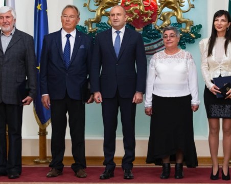 Румен Радев отличи изявени българи с Почетния знак на президента