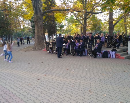 С много усмивки, танци и превъзходна музика „изпратиха